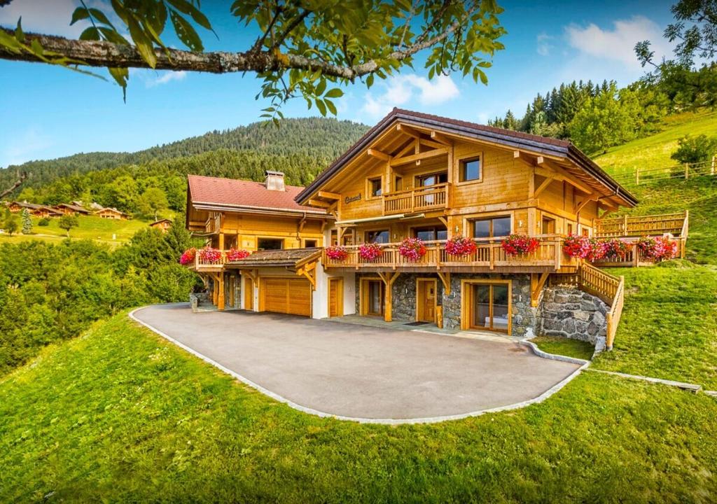 La façade du chalet, balcons en bois