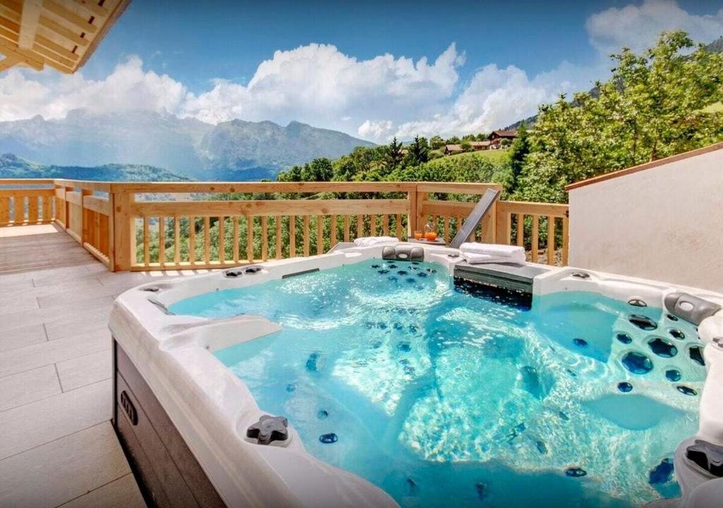 Le jacuzzi sur la terrasse, face aux montagnes