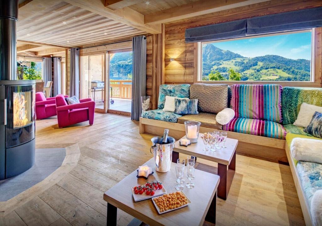 Le salon du chalet, poêle et vue sur la vallée