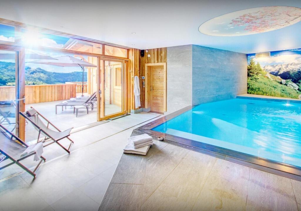 La piscine ouverte sur la terrasse